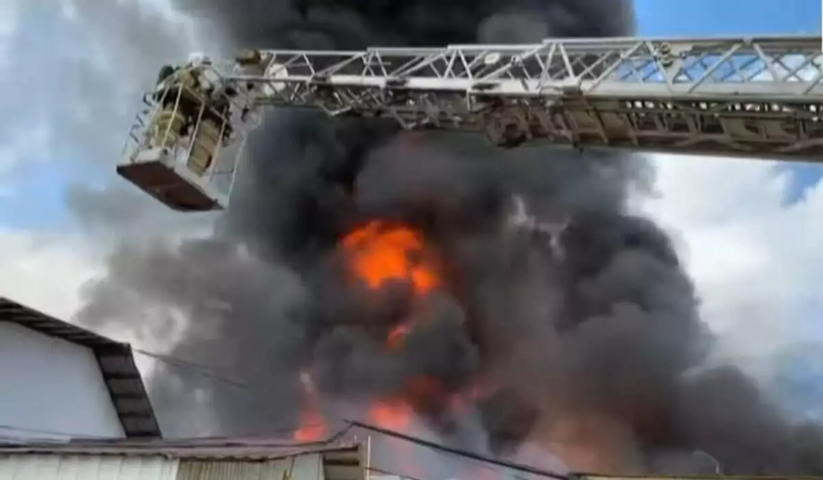 Крупный пожар на рынке в Атырау сняли на видео