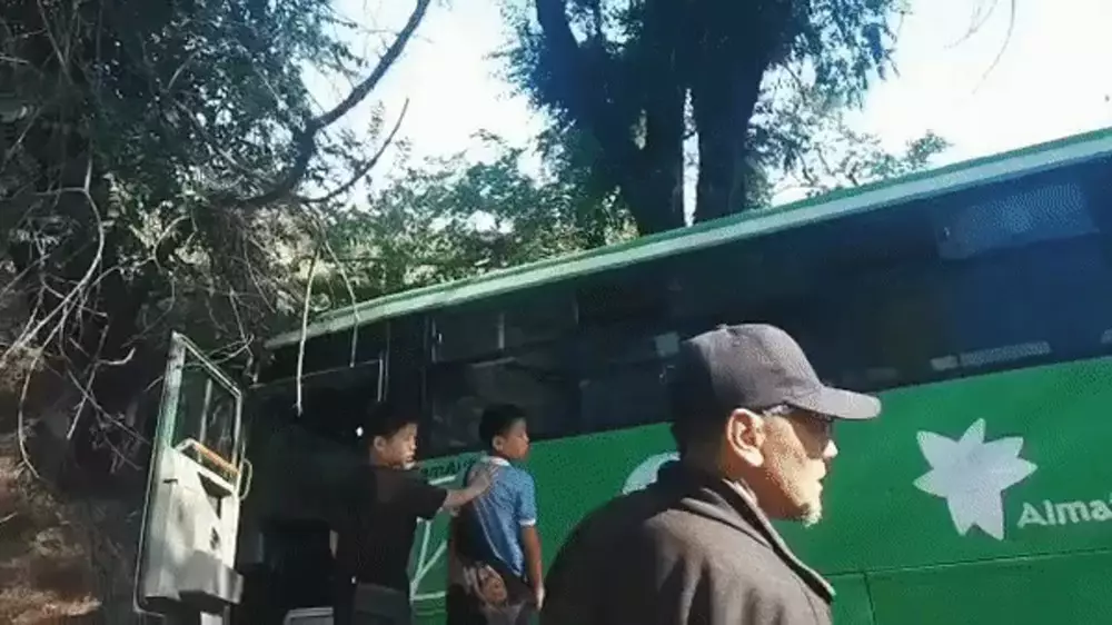 Автобус с пассажирами съехал в кювет на Кульджинском тракте в Алматы