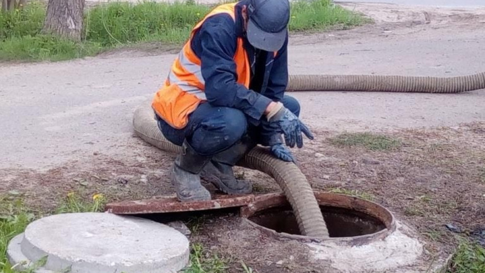 Тверьводоканал. Колодец водоканала. Водяной колодец Водоканал. Скважины водоканала. Прорыв колодец на улице.