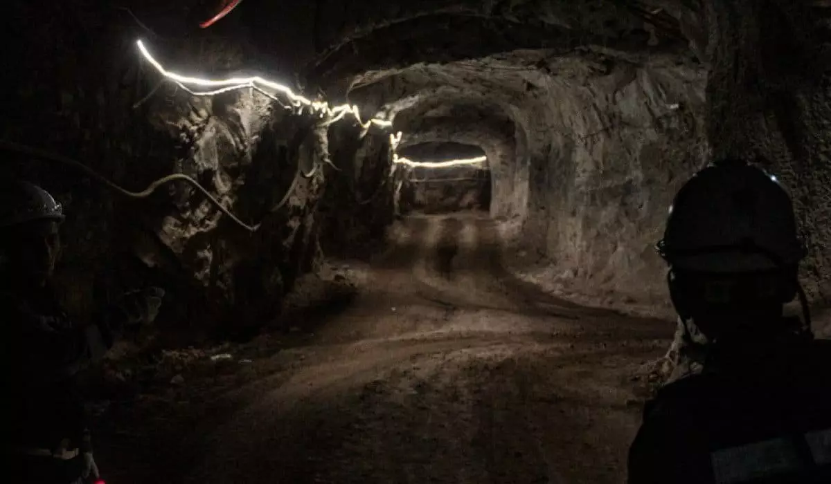 Почему пять шахтеров остались под землей? Озвучены подробности