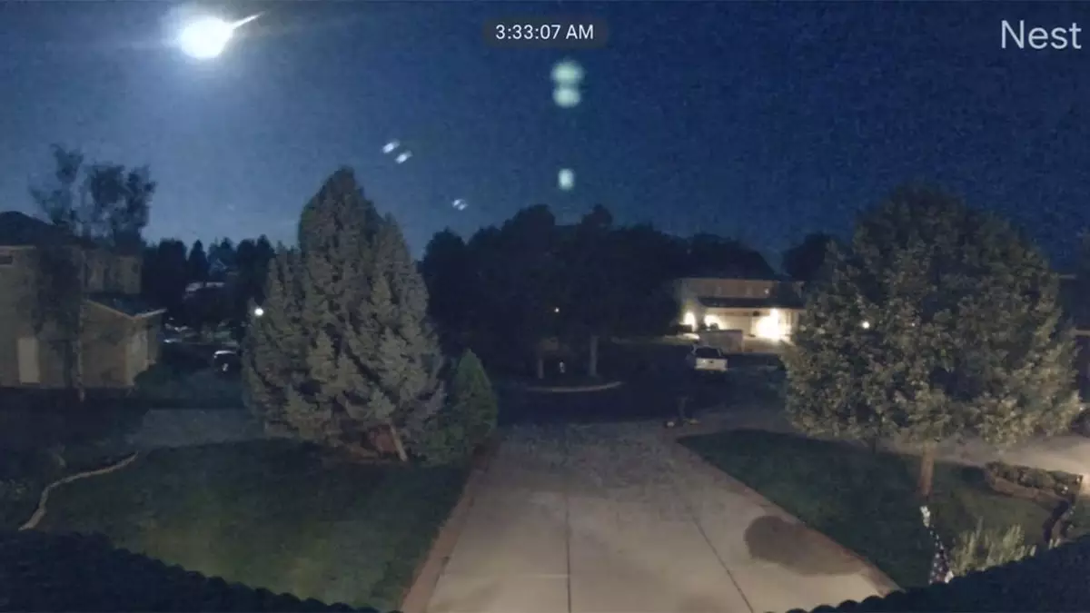 На видео запечатлен огненный шар, освещающий утреннее небо Колорадо