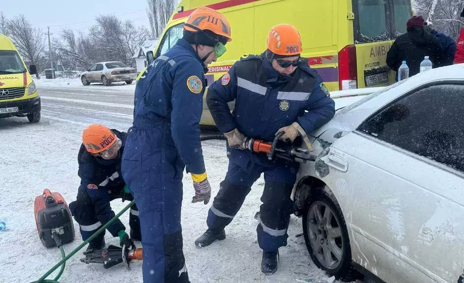 Спасателям пришлось "вырезать" из авто пострадавших при ДТП в Алматинской области