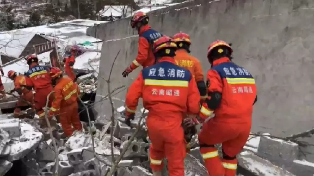 Около 50 человек пропали без вести после схода оползня в Китае