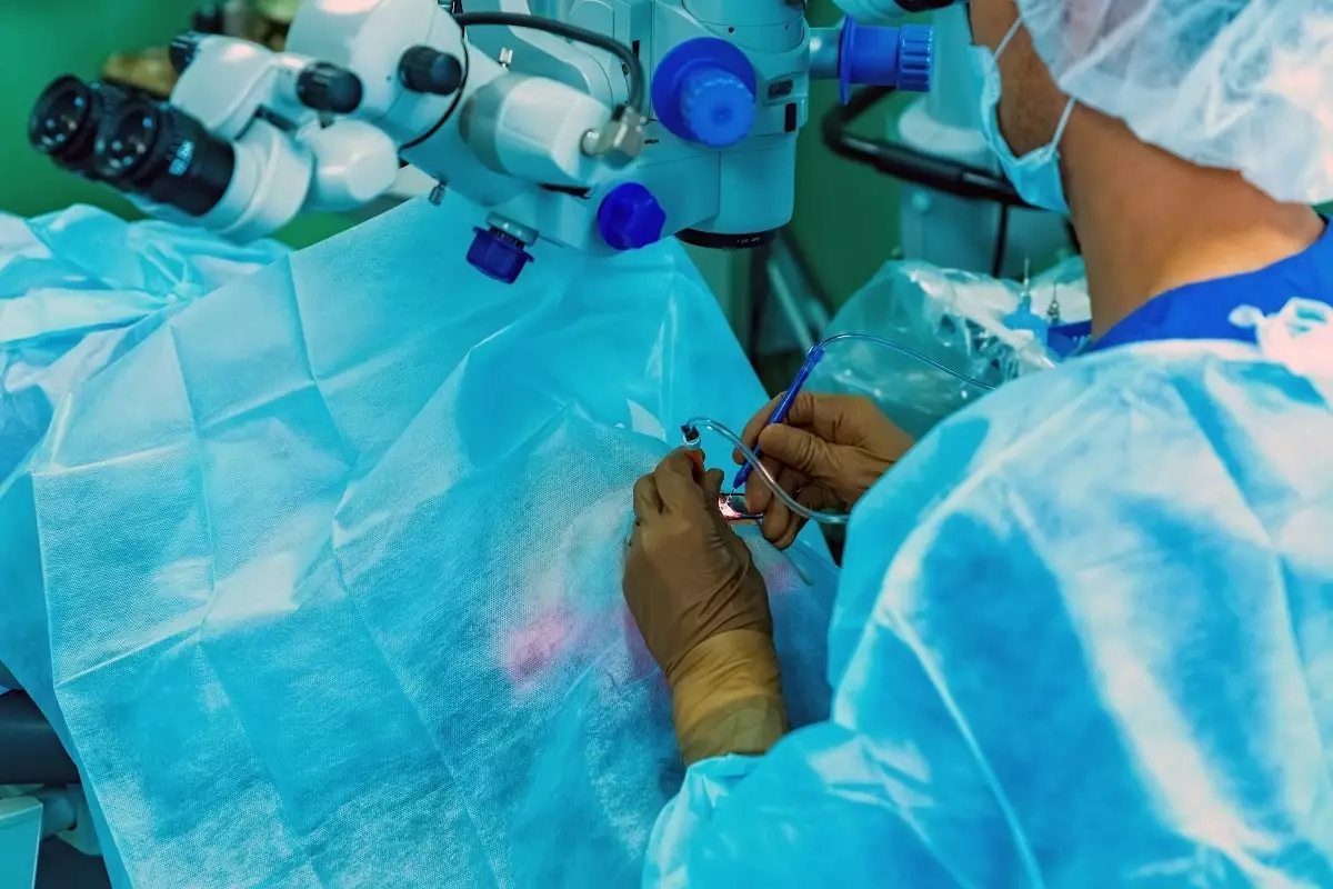 Офтальмологи из Алматы спасли зрение молодому парню, удалив металлическую скобу