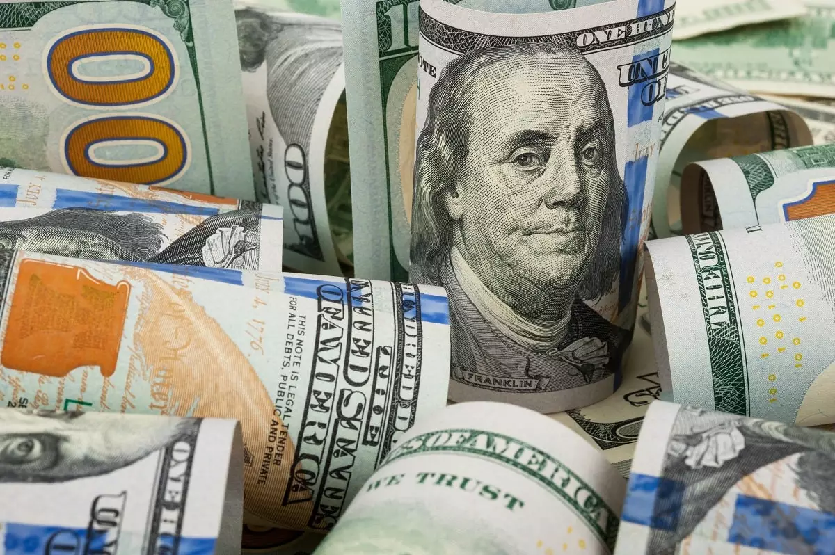 Опустился на землю: что происходит с долларом в Казахстане