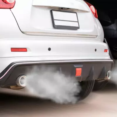 Почему из выхлопной трубы идет белый дым: водителям озвучили причины и советы