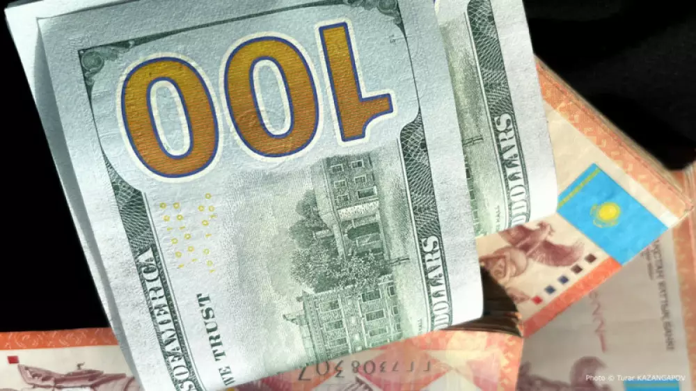 Сколько стоят доллар, евро и рубль в обменниках на утро 23 января