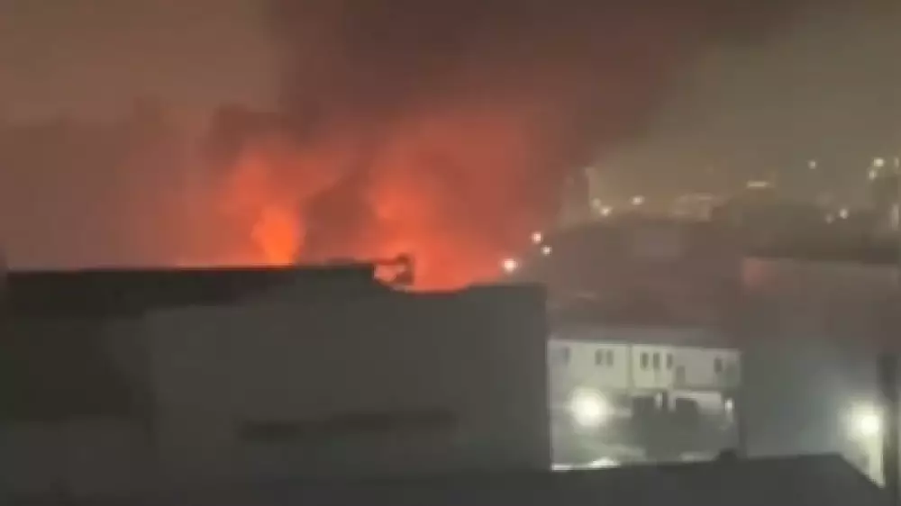 Крупный пожар вспыхнул недалеко от железнодорожного вокзала в Астане