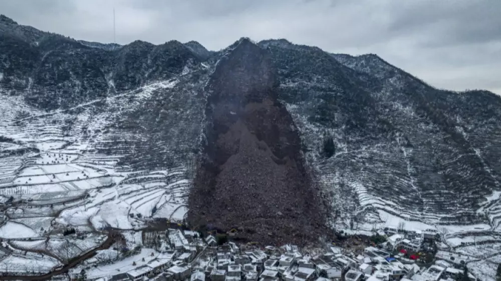 Оползень похоронил под собой десятки человек в горах Китая