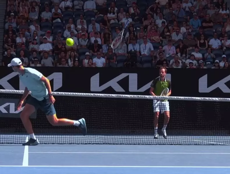 Хуркач бросил ракетку в сторону Медведева после поражения на своей подаче в матче 1/4 финала Australian Open