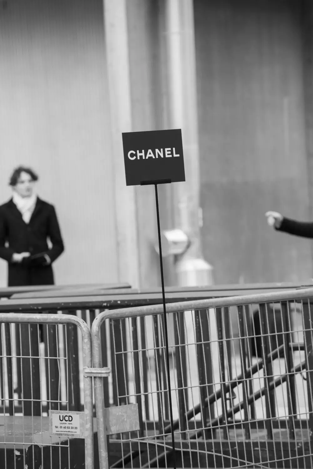 Океан жемчуга, твид и игривые сумки: стритстайл-образы гостей показа Chanel Haute Couture