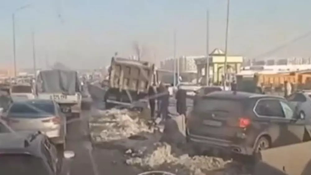 ДТП на "Алтын Орде": грузовик и BMW снесли бетонные блоки