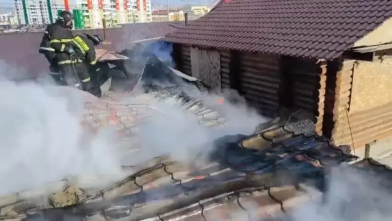 Крупный пожар разгорелся в банном комплексе Усть-Каменогорска