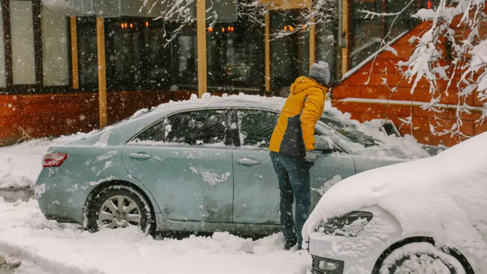В каких случаях зимой недопустимо прогревать авто, объяснил эксперт