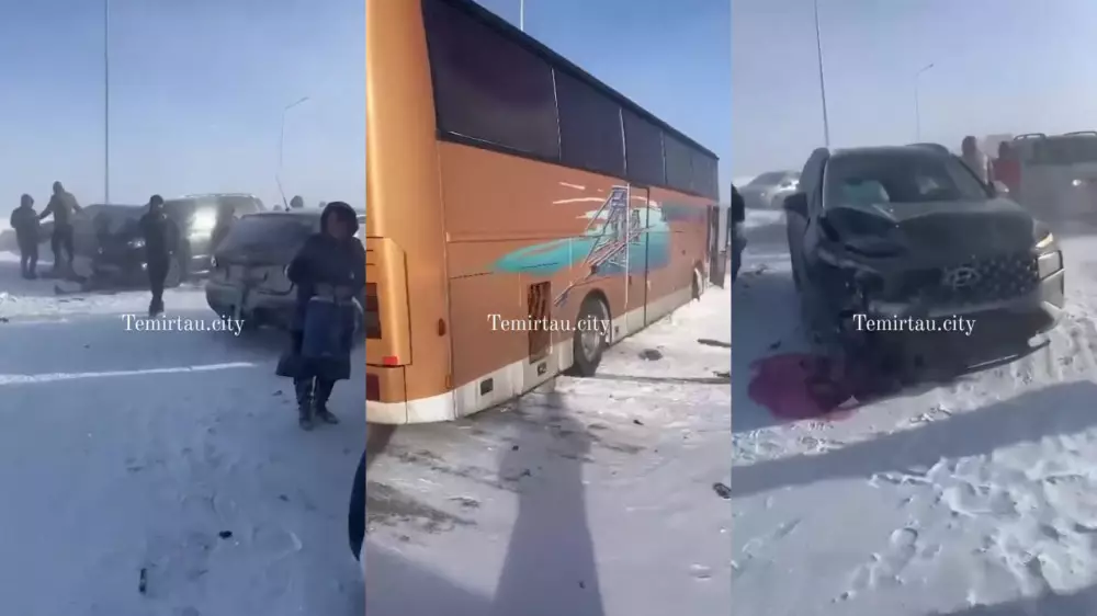Рейсовый автобус и 16 легковушек столкнулись на трассе в Карагандинской области