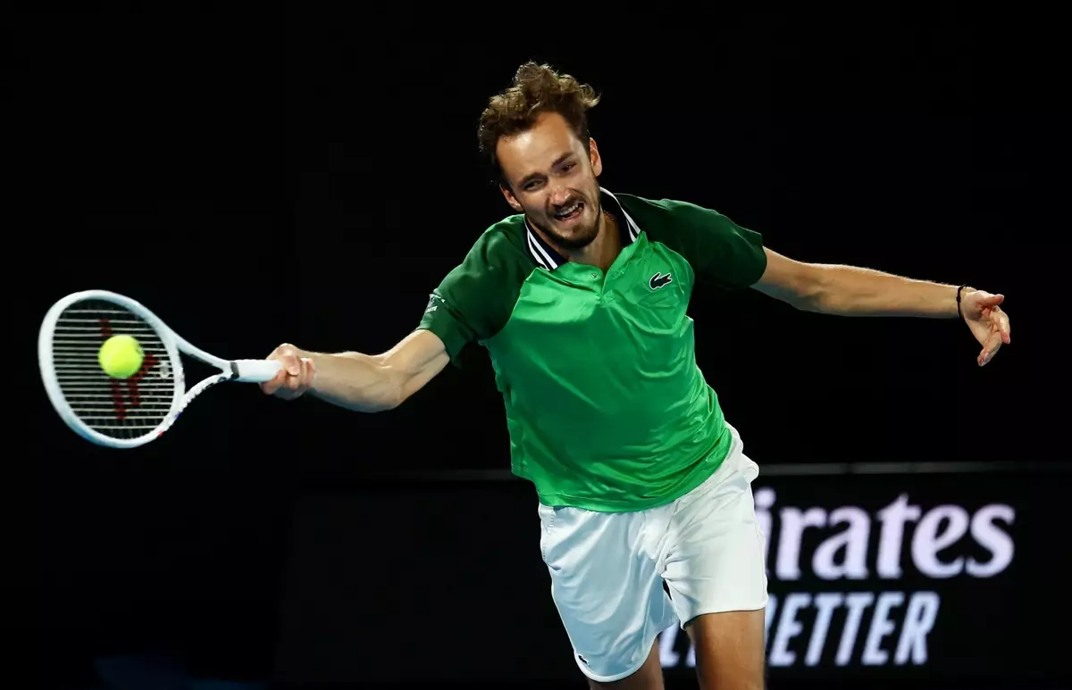 Медведев в пяти сетах обыграл Зверева и вышел в финал Australian Open