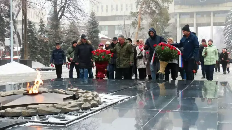 80 лет снятия блокады Ленинграда: алматинцы возложили цветы к Вечному огню