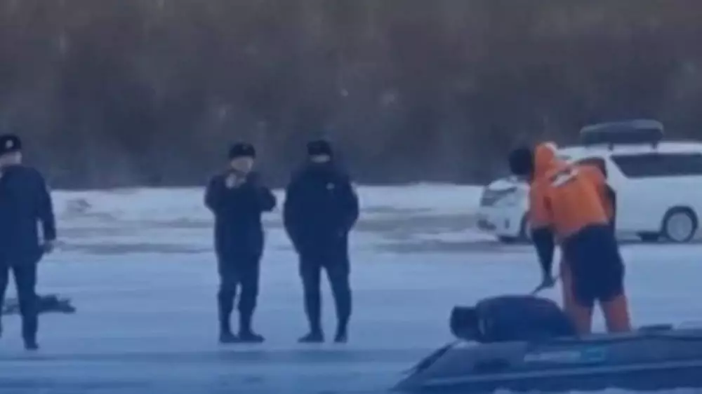 Водитель погиб, провалившись под лед в Атырау