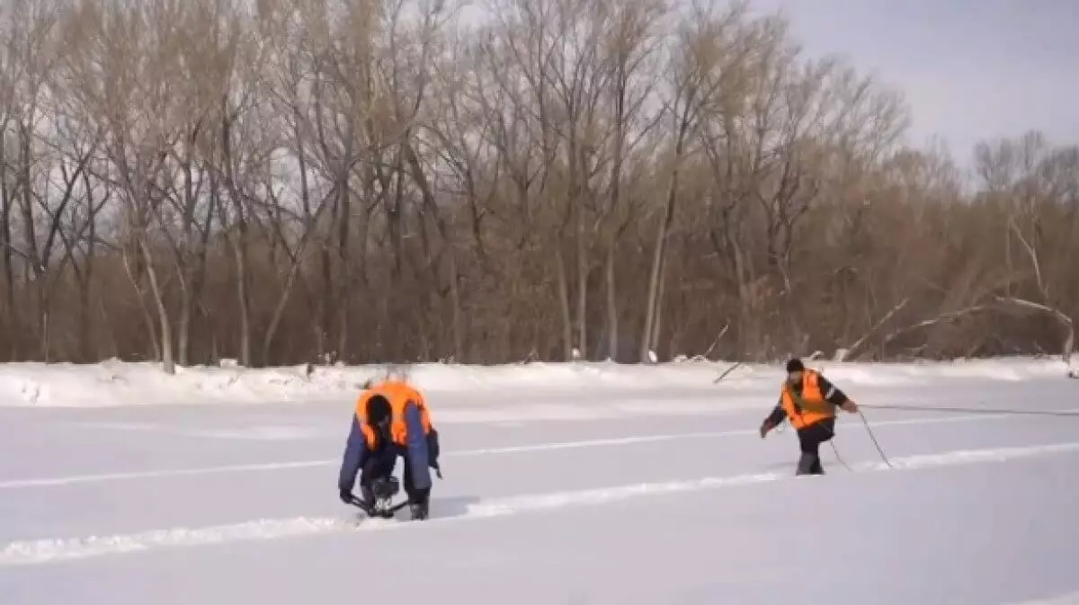 Лед взрывают на реке в Восточном Казахстане