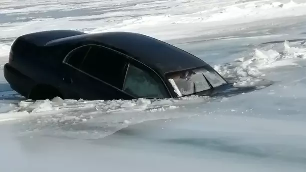 Авто с людьми провалилось под лёд в Атырау: погиб водитель