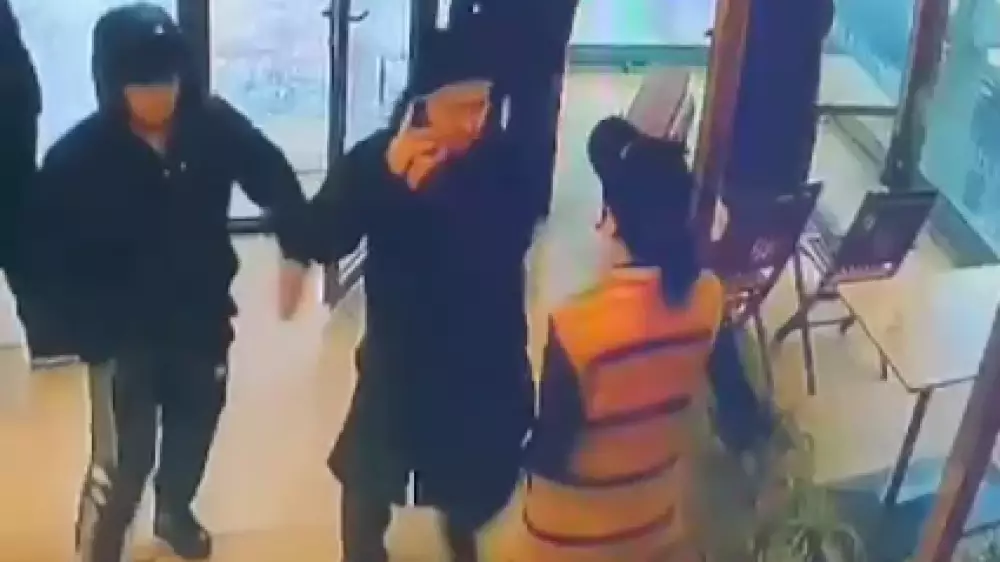 Мужчина избил девушку на глазах очевидцев в кафе Шымкента