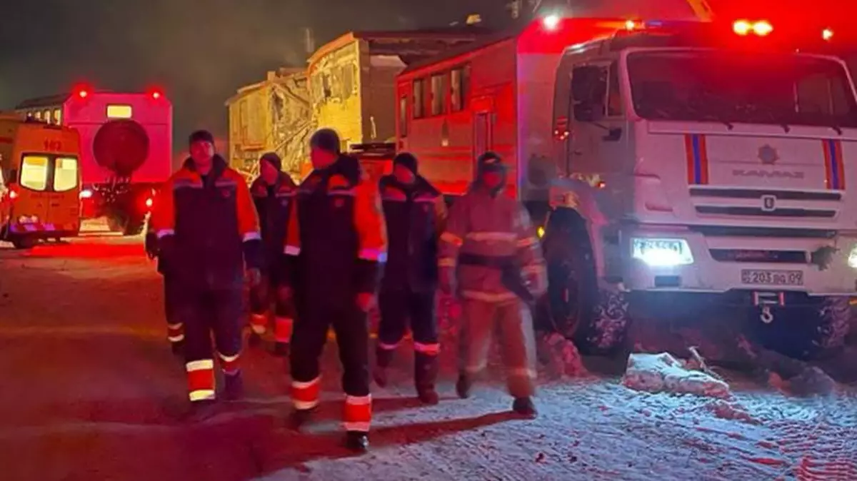 Пять человек извлекли из-под завалов на месте взрыва газового баллона в Карагандинской области