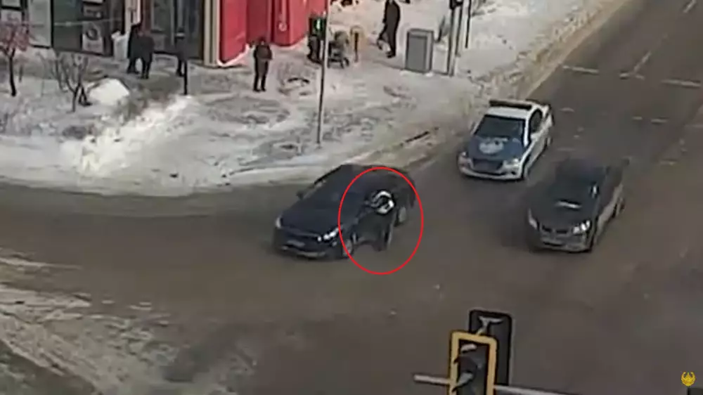 Пьяный водитель "прокатил" полицейского в Астане: видео