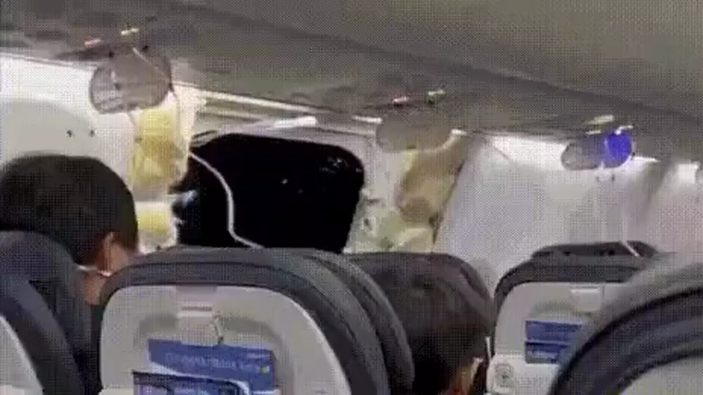 Оторвало дверь Boeing 737 MAX во время полета: озвучена причина