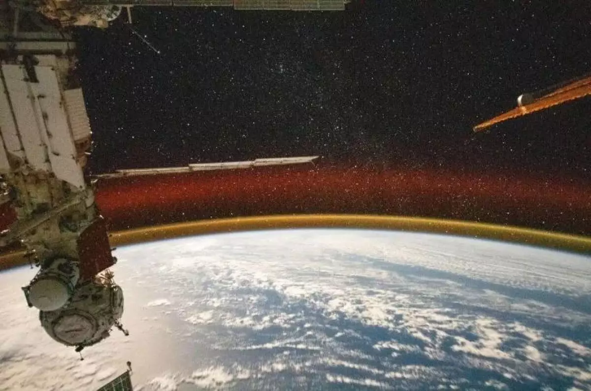 NASA показало снимки необычного золотого свечения атмосферы Земли