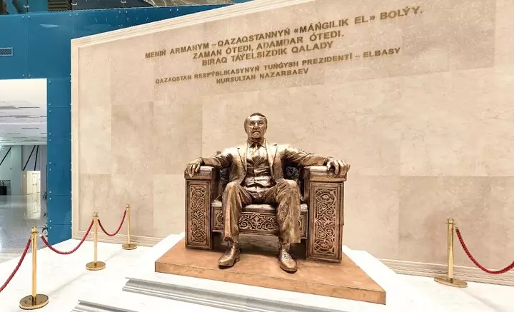 Памятник Назарбаеву убрали из холла Национального музея