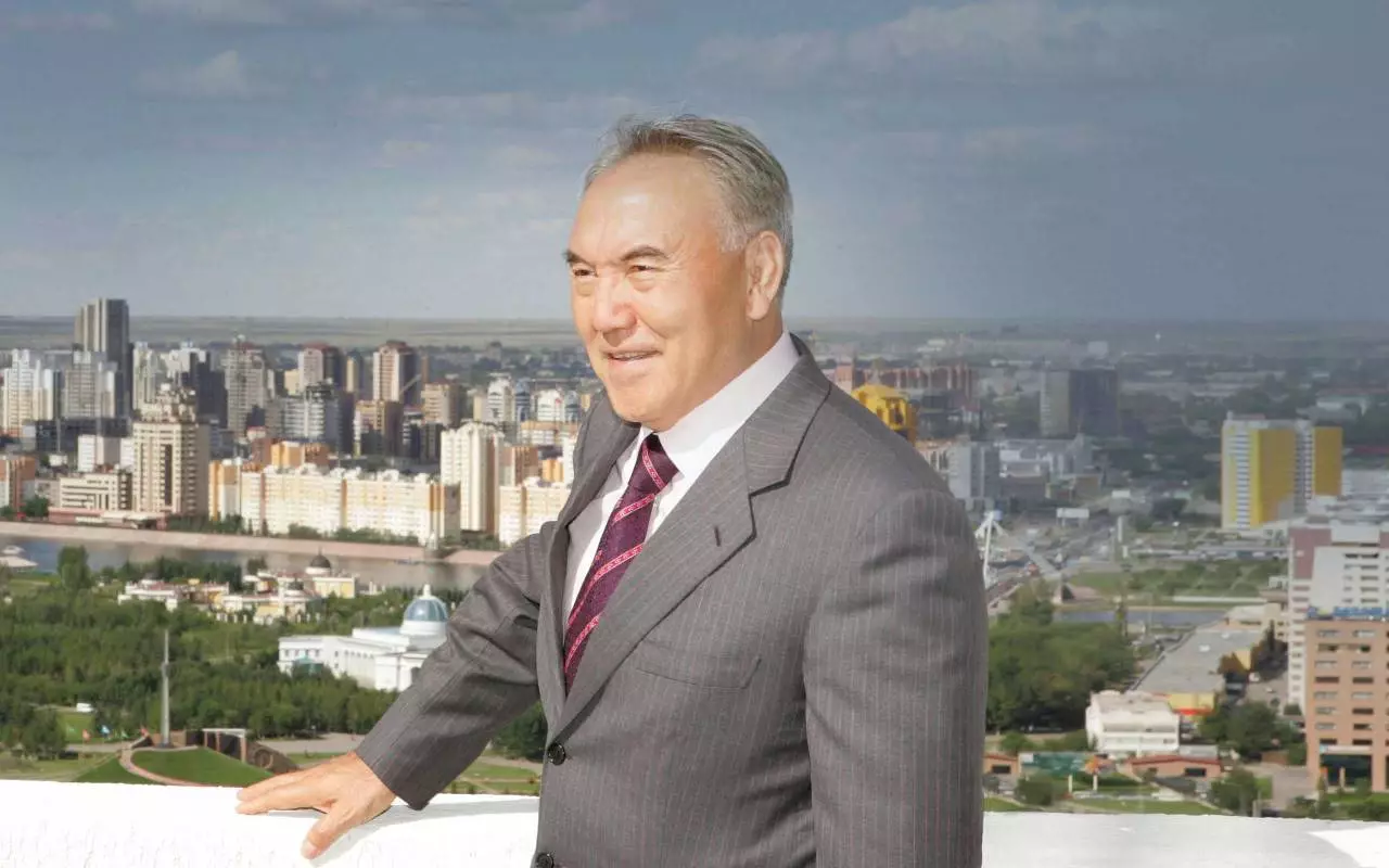 Еще один памятник Назарбаеву убрали в Казахстане