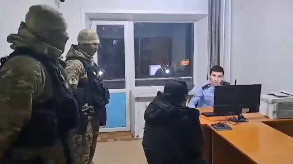 Опубликовано видео задержания Нурболата Дакебаева, избившего водителя скорой