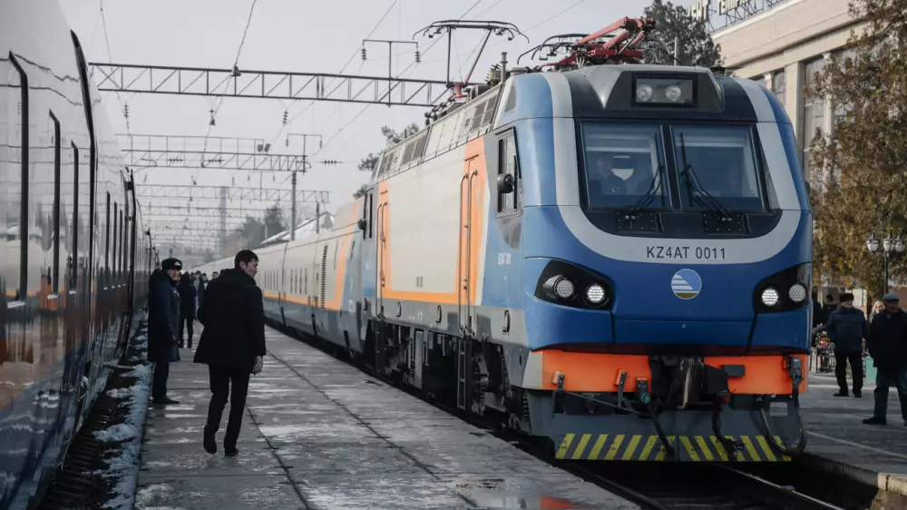 Продажу мартовских билетов на поезд возобновили в Казахстане