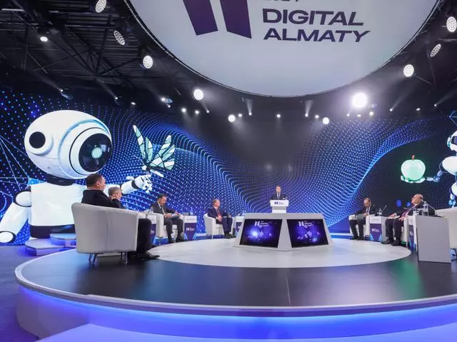 Премьер-министр выступил на пленарной сессии форума Digital Almaty