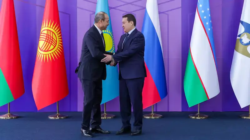 Смаилов обсудил с премьером Узбекистана сотрудничество в торговле и водной сфере