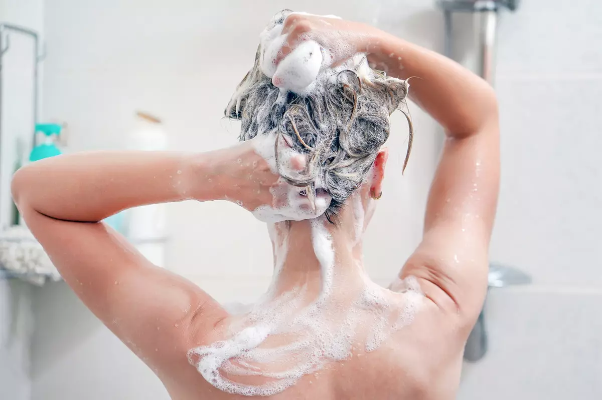 Дерматолог рассказала, сколько раз нужно мыть жирные волосы