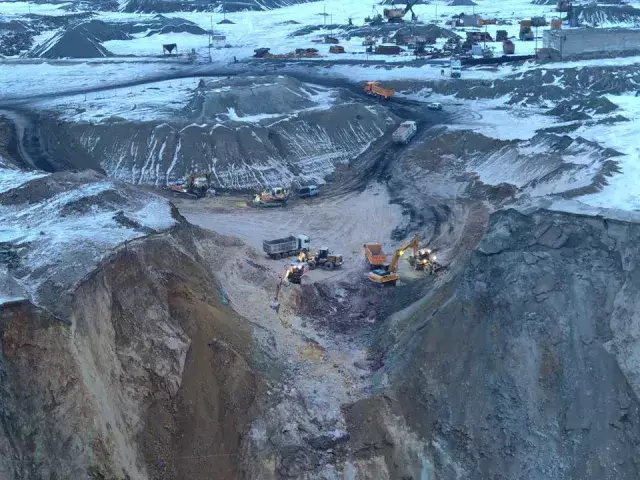 На месте обвала на руднике Майкаинзолото возросла угроза для жизни спасателей