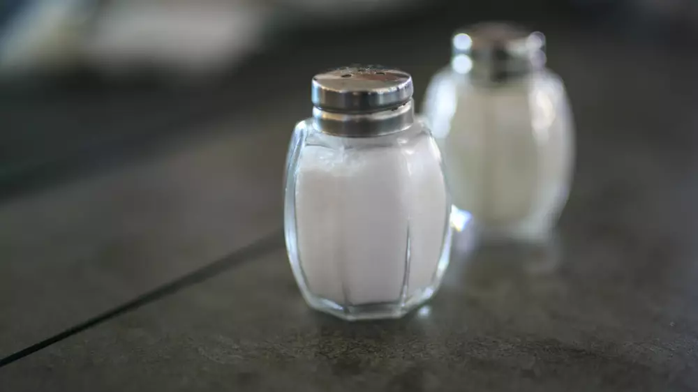 Врач назвал два продукта на столе, которые опаснее даже сахара и соли