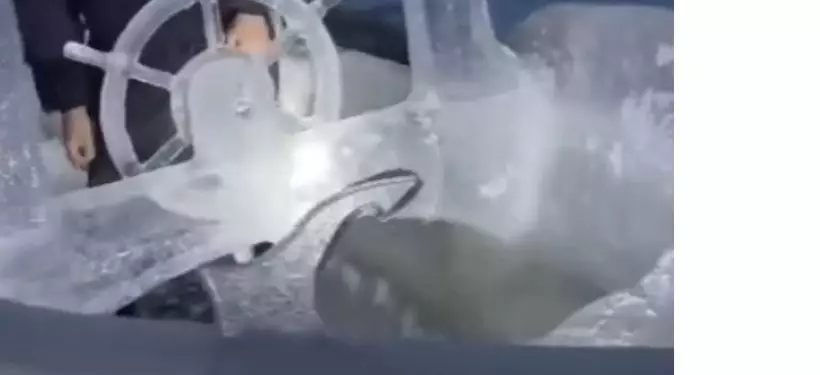 Корабль изо льда создал мужчина в Беларуси