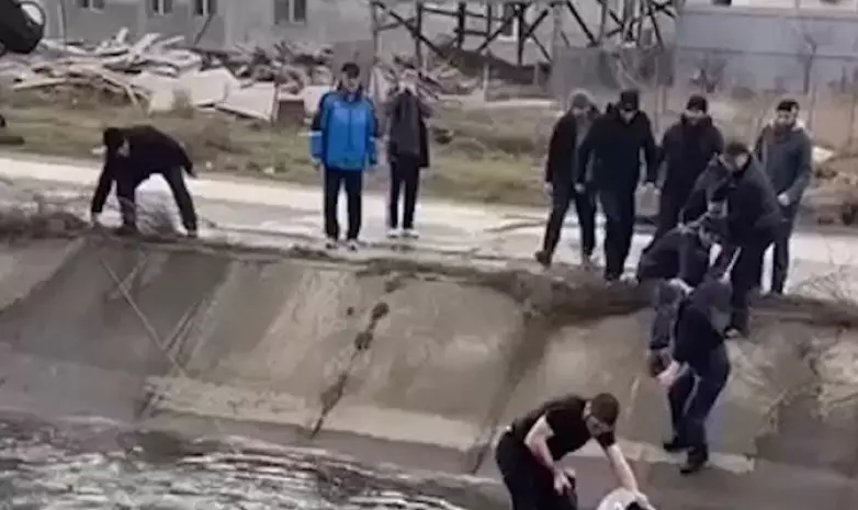В Дагестане машина с юными спортсменами упала в канал