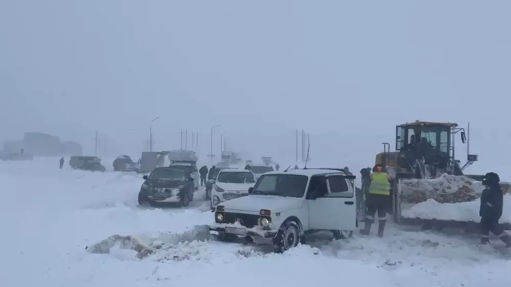 Водители просят о помощи: почти 2 тысячи авто застряли на трассе в Актюбинской области