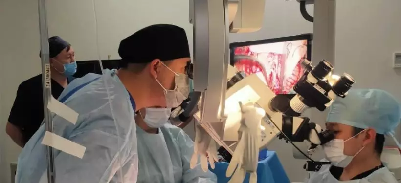 Нейрохирурги прооперировали ребенка с редким заболеванием в Шымкенте