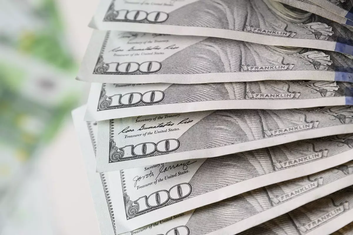 Бег с препятствиями: что происходит с долларом в Казахстане 