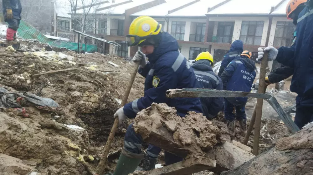 Трагедия в Алматы: паника, эвакуация и КамаАЗы с землей