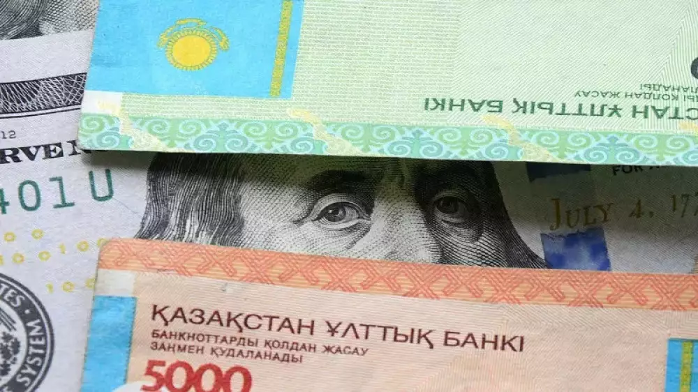 Сколько стоит доллар, евро и рубль в обменниках Казахстана