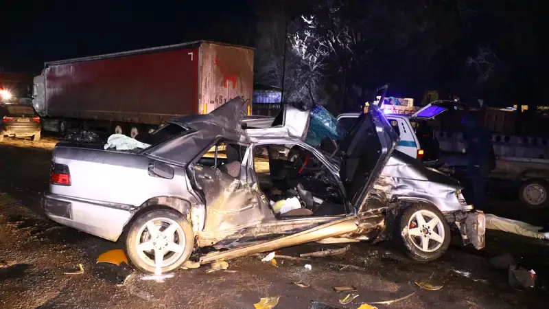 Mercedes искорежило после столкновения с грузовиком на Кульджинке: погибла пассажирка
