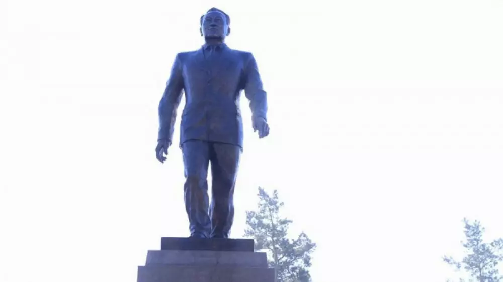 Талдықорғанда Назарбаев ескерткішінің тұғыры алып тасталды