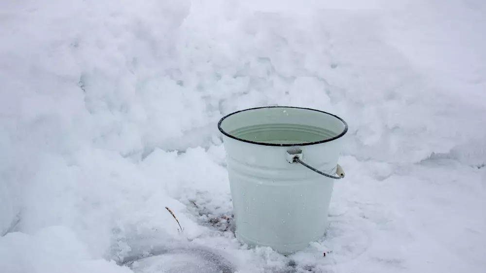 Топят снег: актюбинцы третьи сутки остаются без воды