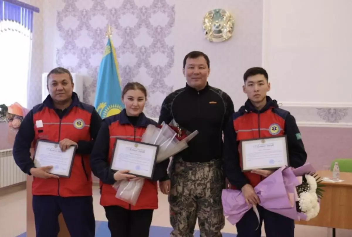 Награждены фельдшеры, ползком добиравшиеся по сугробам к пациенту в Актюбинской области