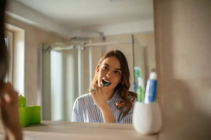 Стоматолог объяснил, нужно ли чистить зубы перед завтраком